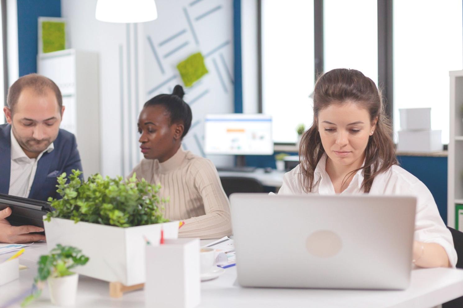 Profesionales analizando datos financieros en oficina moderna